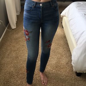 Like NEW!! Express Floral Embroidered Skinnies